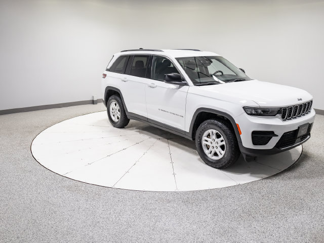 Used 2023 Jeep Grand Cherokee Laredo AWD/4WD image 26