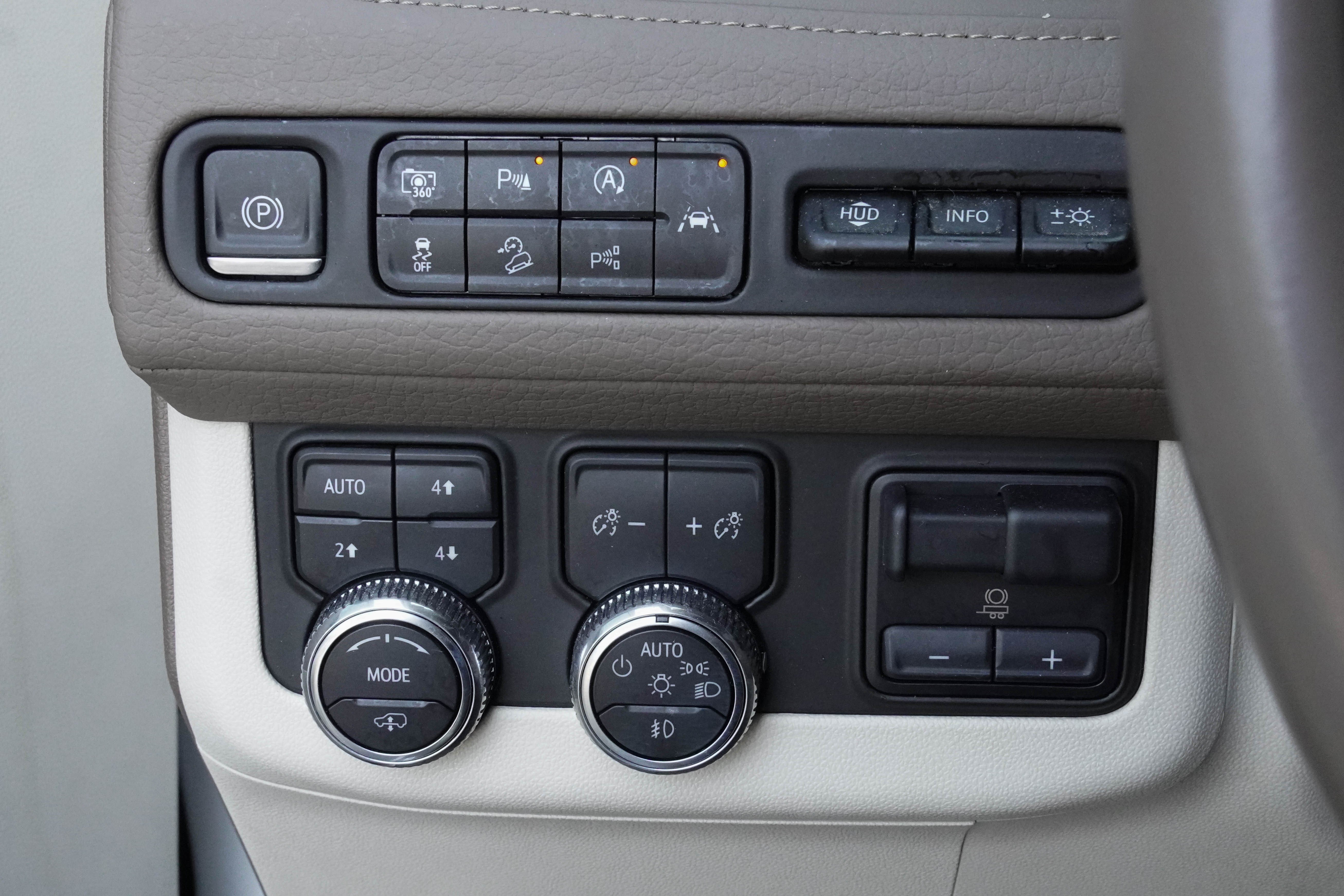 Used 2024 GMC Yukon Denali w/ Advanced Technology Package AWD/4WD image 17