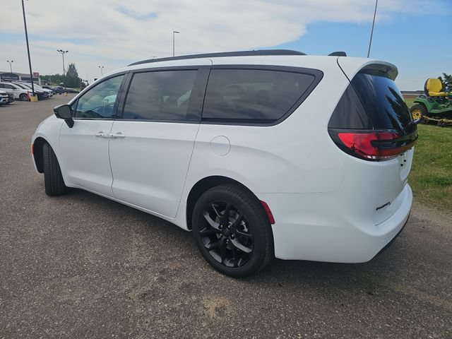 New 2027 Chrysler Pacifica Limited AWD/4WD image 3