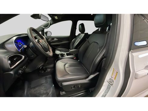 Used 2025 Chrysler Pacifica Select image 11