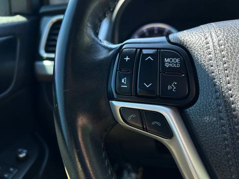 Used 2019 Toyota Highlander SE w/ Carpet Mat Package (TMS) FWD image 9