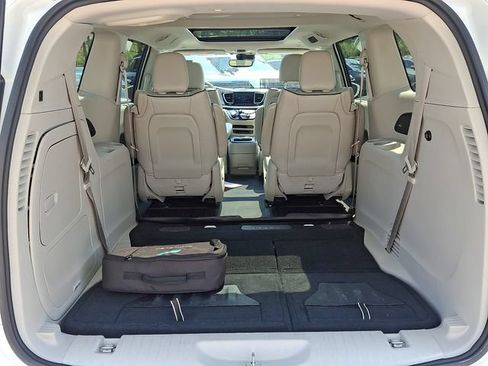 Used 2018 Chrysler Pacifica Limited w/ Advanced Safetytec Group FWD image 28