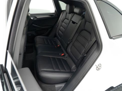 Certified 2025 Porsche Macan AWD/4WD image 29