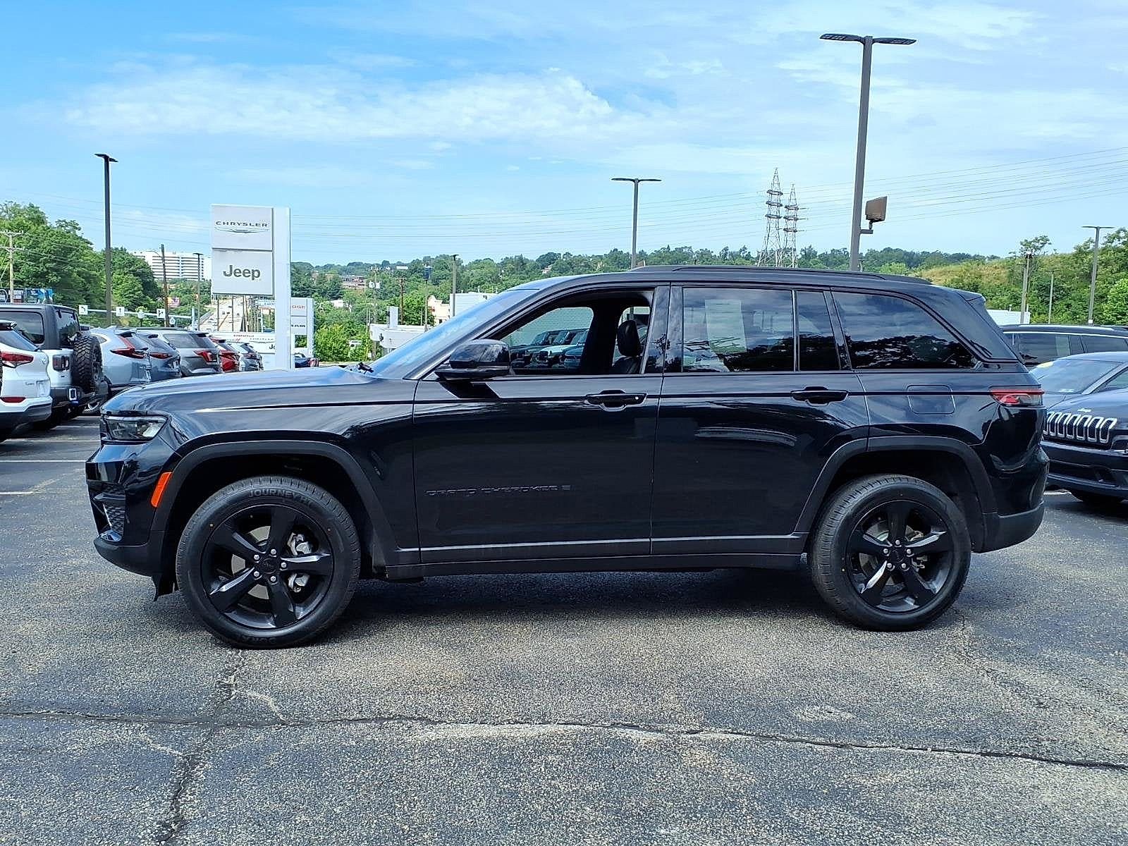 Used 2023 Jeep Grand Cherokee Altitude AWD/4WD image 2