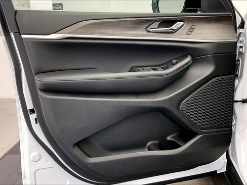 New 2025 Jeep Grand Cherokee Limited w/ Black Appearance Package image 12