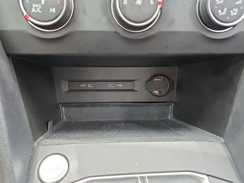 Used 2022 Volkswagen Taos SE FWD image 29