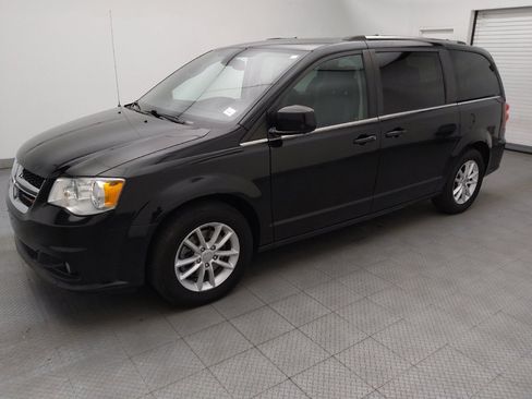 Used 2019 Dodge Grand Caravan SXT FWD image 2