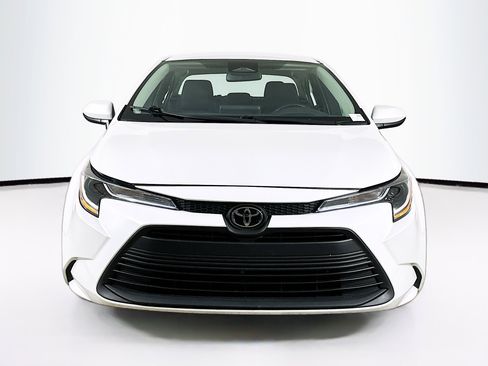 Used 2025 Toyota Corolla LE image 2