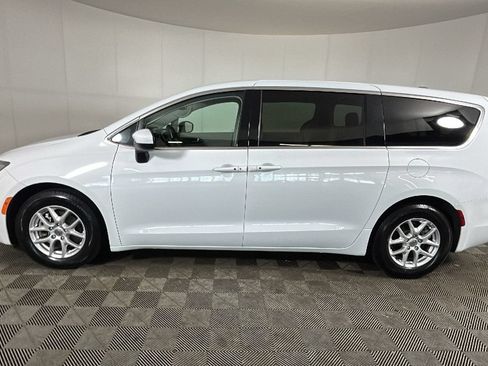 Used 2023 Chrysler Voyager LX FWD image 6