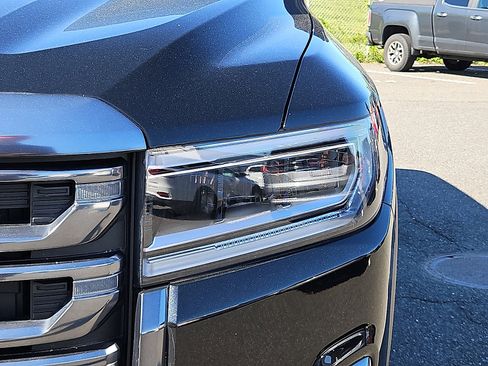 Certified 2023 GMC Acadia AT4 w/ Technology Package AWD/4WD image 9