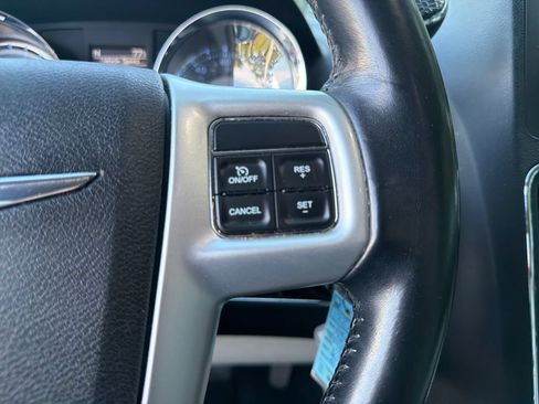 Used 2016 Chrysler Town & Country Touring FWD image 21