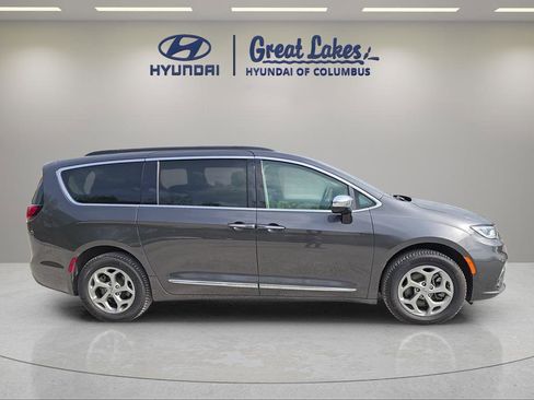 Used 2023 Chrysler Pacifica Limited AWD/4WD image 4
