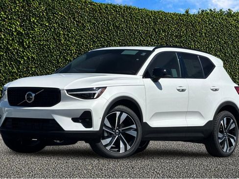 New 2026 Volvo XC40 B4 Plus w/ Climate Package FWD image 2