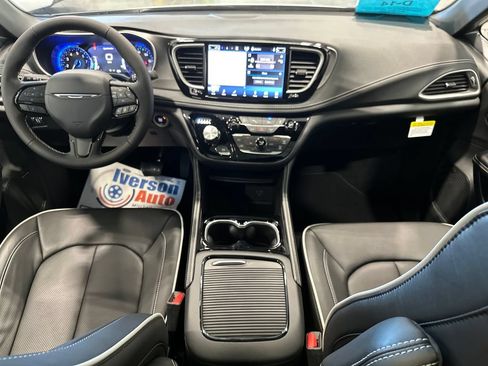 New 2027 Chrysler Pacifica Limited AWD/4WD image 26