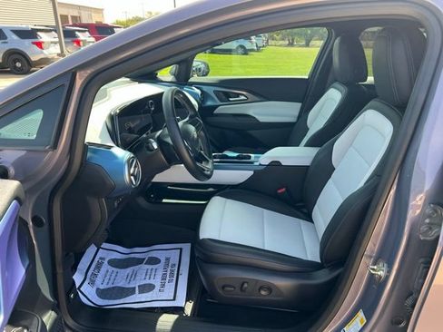 Used 2025 Chevrolet Equinox EV LT FWD image 9