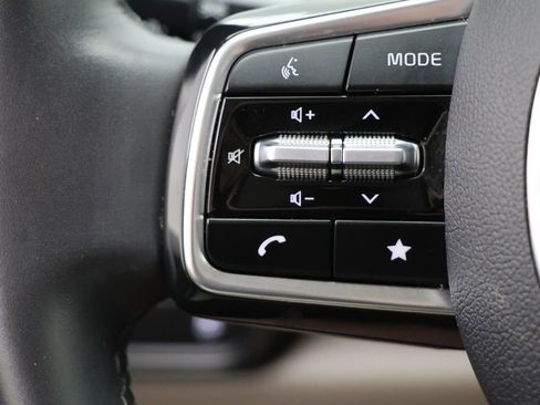 Used 2025 Kia Carnival FWD image 18