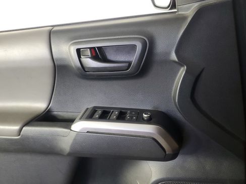 Used 2018 Toyota Tacoma SR5 RWD image 26