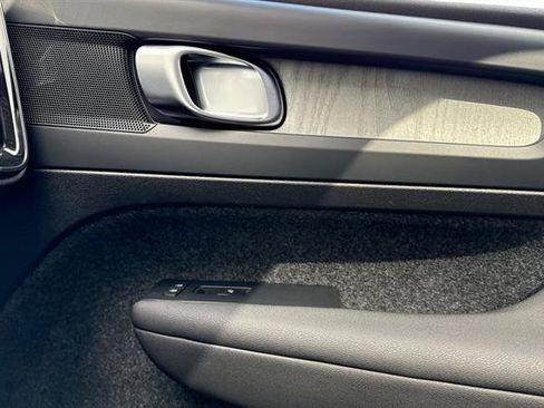 Certified 2025 Volvo XC40 B5 Plus AWD/4WD image 19