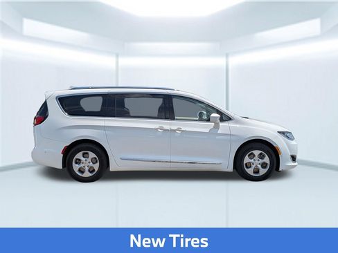 Used 2017 Chrysler Pacifica Touring-L Plus w/ Advanced Safetytec Group FWD image 7