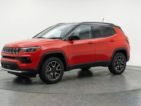 Used 2025 Jeep Compass Trailhawk AWD/4WD image 3