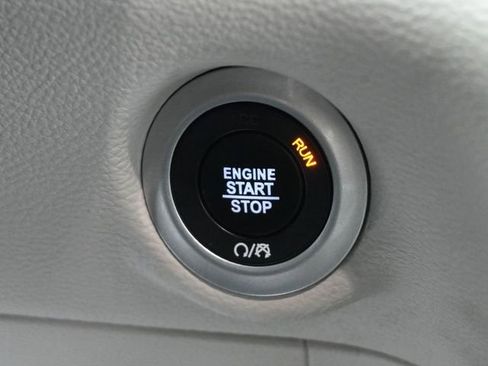 Used 2023 Chrysler Pacifica Touring-L AWD/4WD image 33