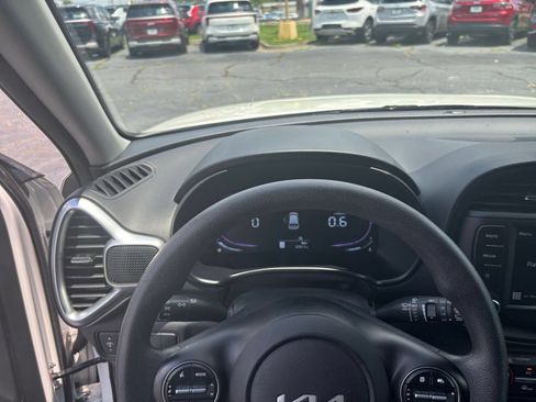 Used 2025 Kia Soul LX w/ LX Technology Package FWD image 29