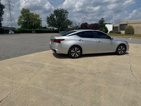 Used 2021 Nissan Altima 2.5 SV FWD image 12
