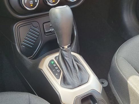 Used 2017 Jeep Renegade Latitude FWD image 19