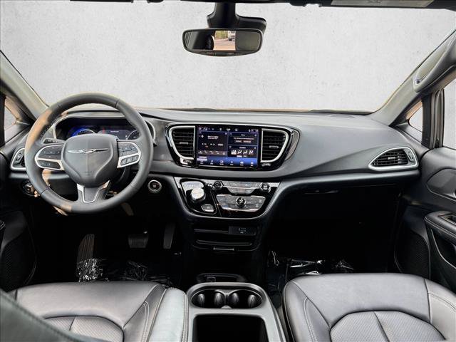 Used 2026 Chrysler Pacifica Select FWD image 11