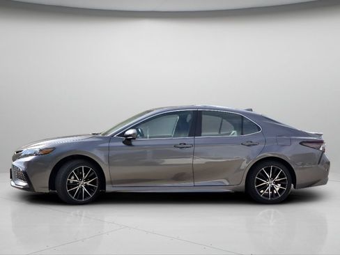 Used 2024 Toyota Camry SE w/ Cold Weather Package FWD image 18