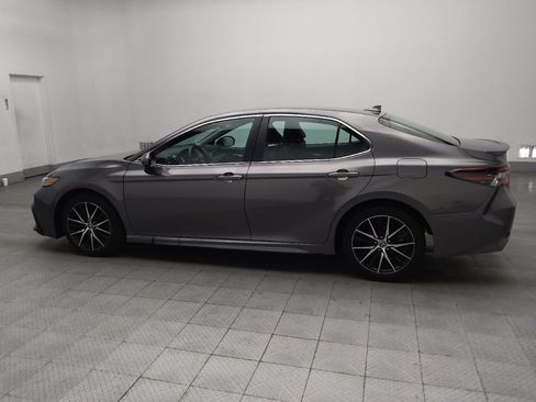 Used 2021 Toyota Camry SE image 3