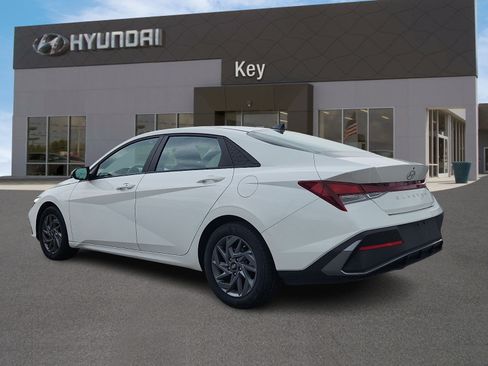 Certified 2024 Hyundai Elantra SEL FWD image 5