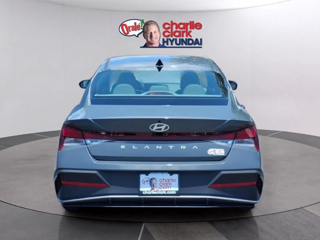 New 2026 Hyundai Elantra SE FWD image 4