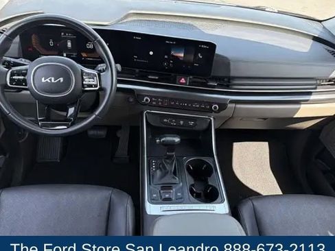 Used 2025 Kia Carnival FWD image 19