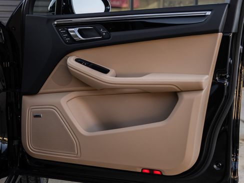 Certified 2026 Porsche Macan AWD/4WD image 39
