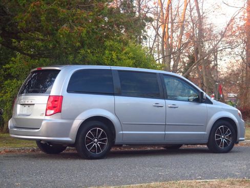 Used 2015 Dodge Grand Caravan R/T image 4