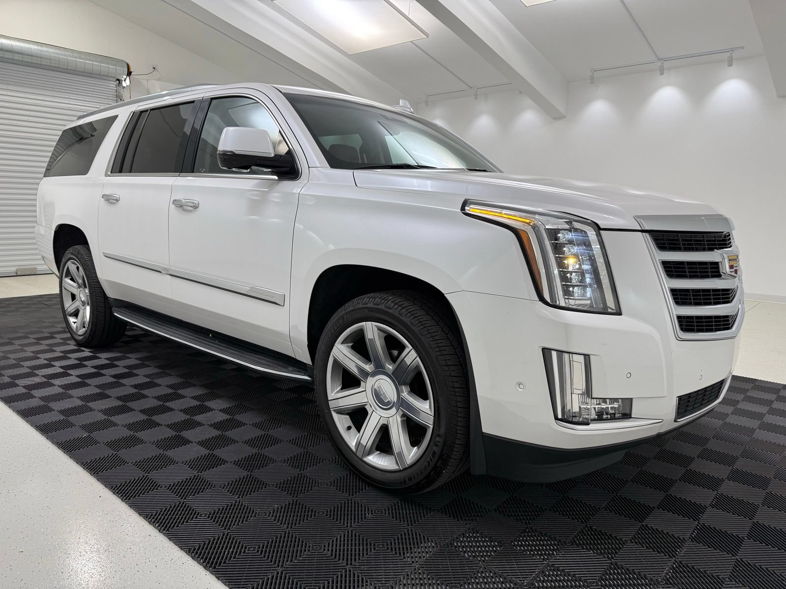 Used 2019 Cadillac Escalade ESV Luxury AWD/4WD image 1