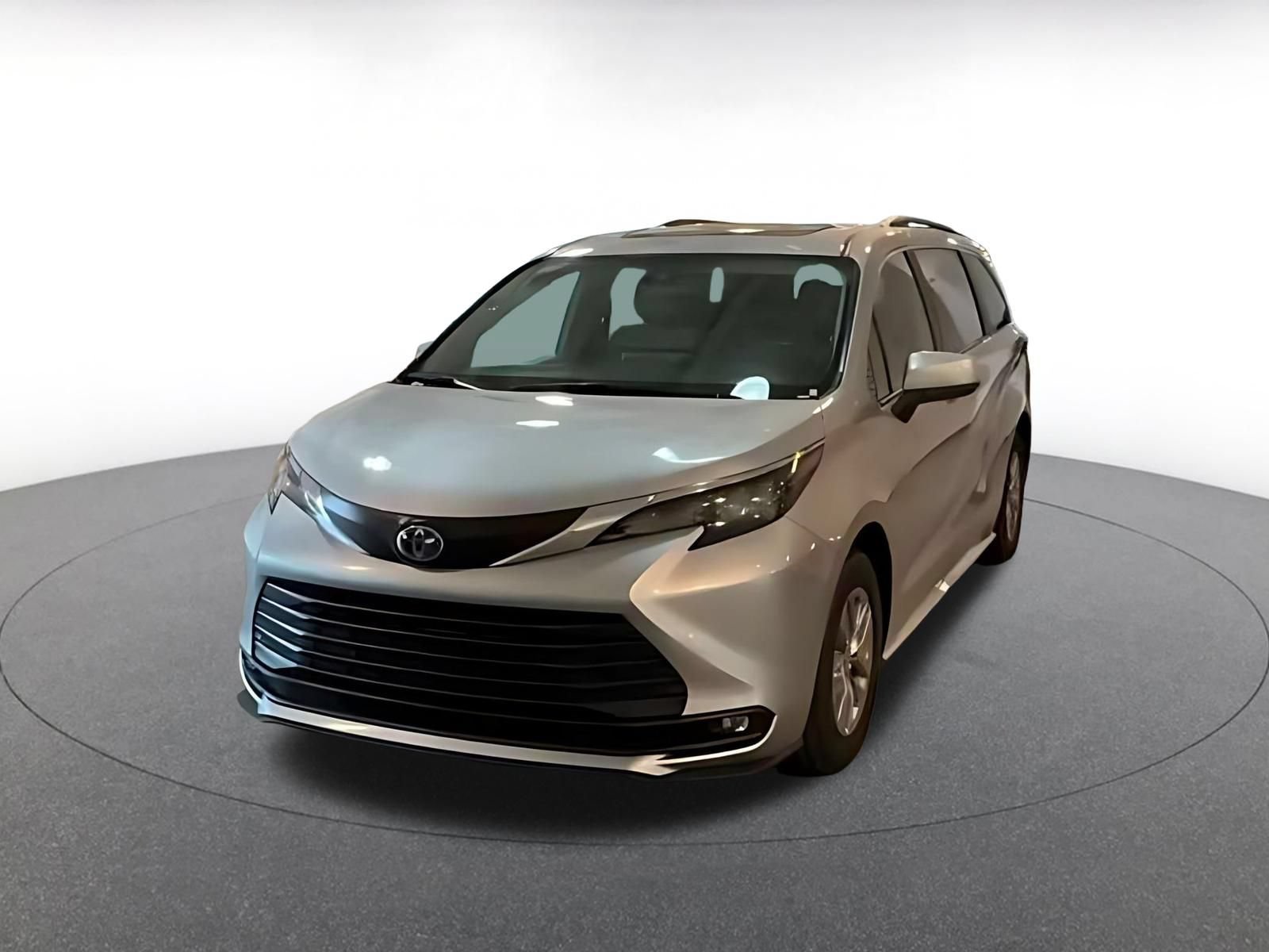 Used 2025 Toyota Sienna XLE FWD image 6