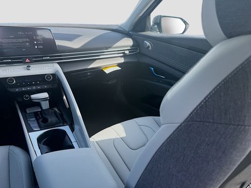 New 2026 Hyundai Elantra Limited FWD image 16