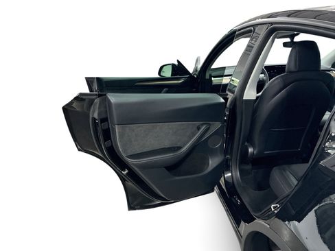 Certified 2023 Tesla Model Y Long Range AWD/4WD image 10