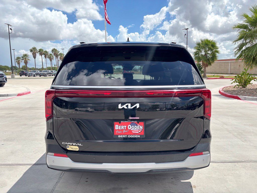 Used 2025 Kia Carnival EX FWD image 5