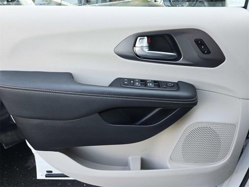 Used 2024 Chrysler Pacifica Touring-L image 36