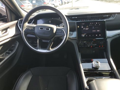 Used 2023 Jeep Grand Cherokee Altitude image 12