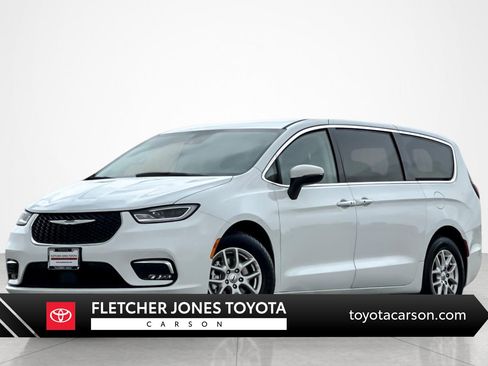 Used 2023 Chrysler Pacifica Touring-L image 1