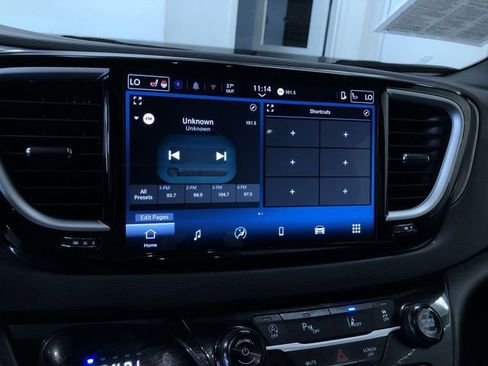 Used 2025 Chrysler Pacifica Select FWD image 21