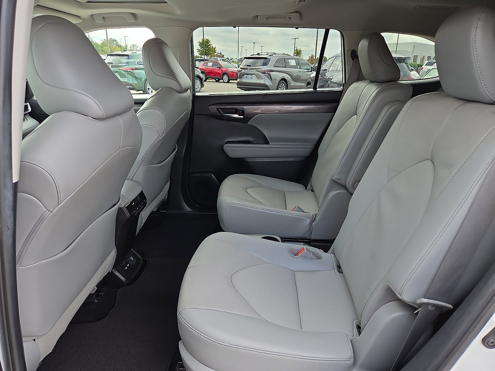 Used 2021 Toyota Highlander Limited FWD image 11