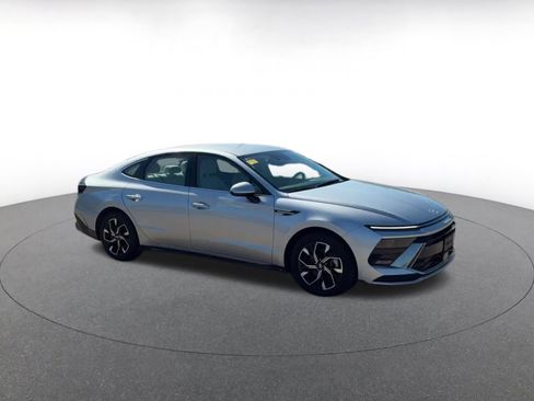 Used 2025 Hyundai Sonata SEL FWD image 2