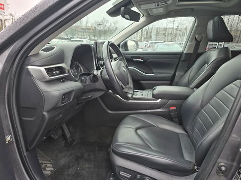 Used 2022 Toyota Highlander XLE image 15