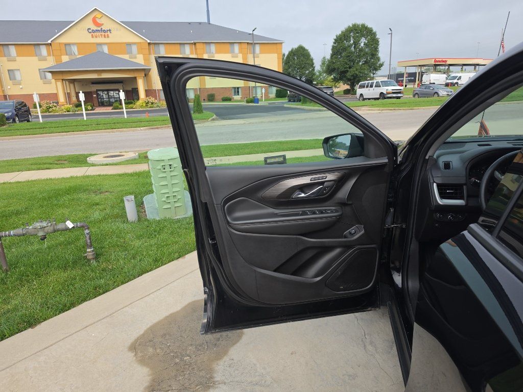 Used 2024 GMC Terrain SLT AWD/4WD image 21