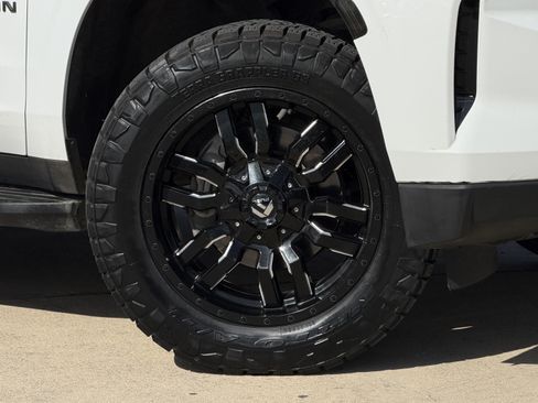 Used 2021 Chevrolet Suburban LT RWD image 3